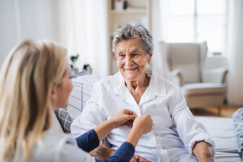 خدمات پرستاری از سالمند در منزل
